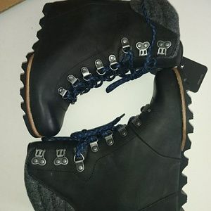 Sorel Conquest wedge 7 Bloomingdales exclusive NIB